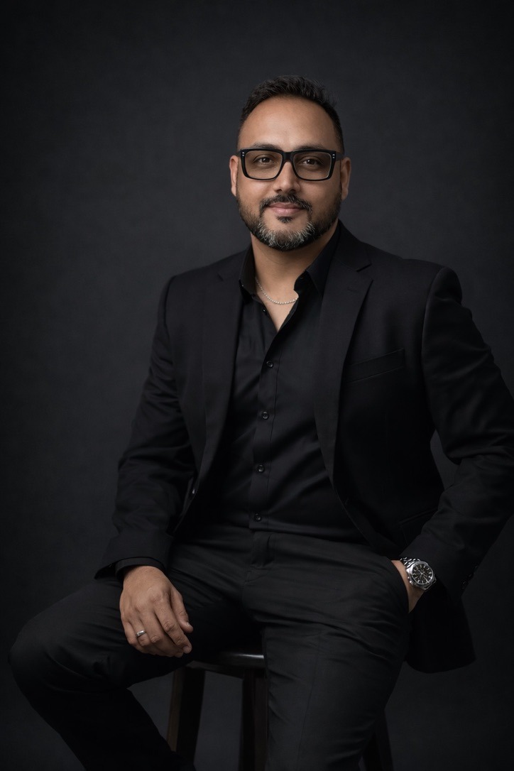 Victor Sarkar, studio portrait